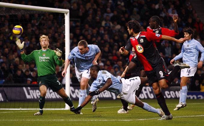 Roque Santa Cruz (Blackburn, vorn) überwindet Torwart Joe Hart (Manchester City, li.) zum 2:2 - EDITORIAL USE ONLY. No use with unauthorised audio, video, data, fixture lists, club league logos or live services. Online in-match use limited to 120 images, no video emulation. No use in betting, games or single club league player publications. Fußball Herren English Premier League 2007 2008, 1. Englische Liga, Manchester City - Blackburn Rovers 2:2 Gruppe Manchester Fußball Herren English Premier League 2007 2008, 1. Englische Liga, Manchester City - Blackburn Rovers 2:2 Gruppe Manchester