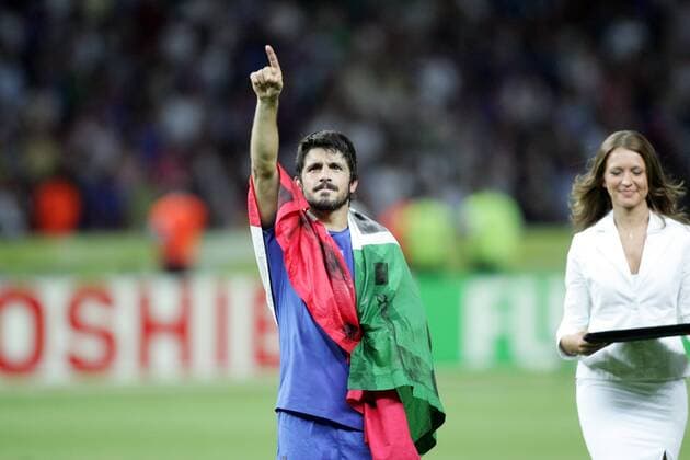 Gennaro Gattuso (Italien) - Siegesfeier mit Nationalfahne neben einer Hostess - Fußball Länderspiel Herren WM 2006, Nationalmannschaft, Nationaltrikot, Finale Endspiel, Vdig Gruppe Berlin Freude, Fußball Länderspiel Herren WM 2006, Nationalmannschaft, Nationaltrikot, Finale Endspiel, Vdig Gruppe Berlin Freude,