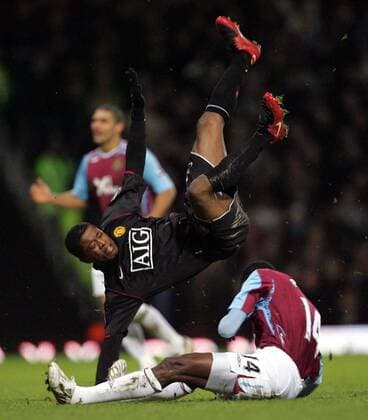 Patrice Evra (Manchester United, li.) gegen John Pantsil (West Ham) - EDITORIAL USE ONLY. No use with unauthorised audio, video, data, fixture lists, club league logos or live services. Online in-match use limited to 120 images, no video emulation. No use in betting, games or single club league player publications. Fußball Herren English Premier League 2007 2008, 1. Englische Liga, West Ham United - Manchester United 2:1, ManU Gruppe London Dynamik, Kampf, Fußball Herren English Premier League 2007 2008, 1. Englische Liga, West Ham United - Manchester United 2:1, ManU Gruppe London Dynamik, Kampf,