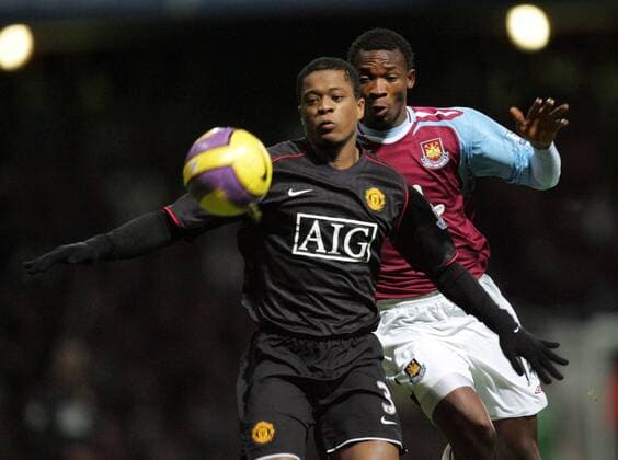 Patrice Evra (Manchester United, li.) gegen John Pantsil (West Ham) - EDITORIAL USE ONLY. No use with unauthorised audio, video, data, fixture lists, club league logos or live services. Online in-match use limited to 120 images, no video emulation. No use in betting, games or single club league player publications. Fußball Herren English Premier League 2007 2008, 1. Englische Liga, West Ham United - Manchester United 2:1, ManU Gruppe London Dynamik, Fußball Herren English Premier League 2007 2008, 1. Englische Liga, West Ham United - Manchester United 2:1, ManU Gruppe London Dynamik,