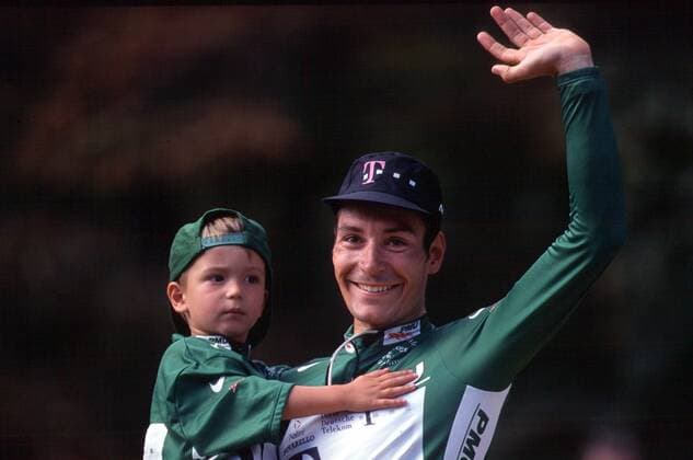 Erik Zabel (Deutschland Team Telekom) sowie Sohn Rick im grünen Trikot bei der Siegerehrung zur Schlussetappe der Tour de France 1997 Radsport Herren Straßenradsport 1997, Straße, Rad, Tour de France Gruppe Paris, Champs Elysees, Elysee Freude, Radsport Herren Straßenradsport 1997, Straße, Rad, Tour de France Gruppe Paris, Champs Elysees, Elysee Freude,