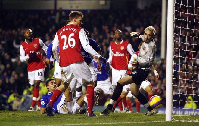 Tim Cahill (Everton, am Boden) trifft gegen Torwart Manuel Almunia (Arsenal) zum 1:0 - EDITORIAL USE ONLY. No use with unauthorised audio, video, data, fixture lists, club league logos or live services. Online in-match use limited to 120 images, no video emulation. No use in betting, games or single club league player publications. Fußball Herren English Premier League 2007 2008, 1. Englische Liga, Everton FC - Arsenal FC London Gruppe Liverpool Fußball Herren English Premier League 2007 2008, 1. Englische Liga, Everton FC - Arsenal FC London Gruppe Liverpool