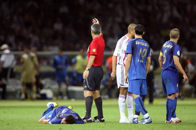 FIFA Schiedsrichter Horacio Elizondo (Argentinien) winkt für den verletzt am Boden liegenden Marco Materazzi (Italien) Hilfe herbei - Fußball WM Herren WM 2006, Länderspiel, Nationalteam, Finale, Endspiel, Nationaltrikot, Italien - Frankreich 6:4 n.E. Gruppe Berlin Enttäuschung, Fußball WM Herren WM 2006, Länderspiel, Nationalteam, Finale, Endspiel, Nationaltrikot, Italien - Frankreich 6:4 n.E. Gruppe Berlin Enttäuschung,