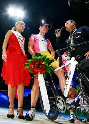 Alexander Aeschbach (Schweiz, Mitte) - Zürcher Sixdays Americaine Sieger über 125 Runden - im Interview bei Organisator Max Huerzeler Radsport Herren Zürcher Sechstagerennen 2007, Sechstagerennen, Sechstage, Sechs, Sixdays, six days Züricher Gruppe Bahnradsport, Bahnrad, Bahn, Radrennsport, Zürich Radsport Herren Zürcher Sechstagerennen 2007, Sechstagerennen, Sechstage, Sechs, Sixdays, six days Züricher Gruppe Bahnradsport, Bahnrad, Bahn, Radrennsport, Zürich