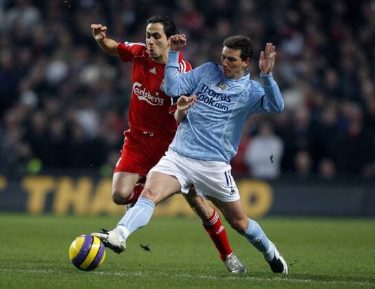 Elano (Manchester City, re.) gegen Yossi Benayoun (Liverpool) - - EDITORIAL USE ONLY. No use with unauthorised audio, video, data, fixture lists, club league logos or live services. Online in-match use limited to 120 images, no video emulation. No use in betting, games or single club league player publications. Fußball Herren English Premier League 2007 2008, 1. Englische Liga, Manchester City - Liverpool FC Gruppe Manchester Dynamik, Kampf, Fußball Herren English Premier League 2007 2008, 1. Englische Liga, Manchester City - Liverpool FC Gruppe Manchester Dynamik, Kampf,