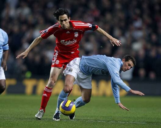 Yossi Benayoun (Liverpool, li.) gegen Elano (Manchester City) - EDITORIAL USE ONLY. No use with unauthorised audio, video, data, fixture lists, club league logos or live services. Online in-match use limited to 120 images, no video emulation. No use in betting, games or single club league player publications. Fußball Herren English Premier League 2007 2008, 1. Englische Liga, Manchester City - Liverpool FC Gruppe Manchester Dynamik, Fußball Herren English Premier League 2007 2008, 1. Englische Liga, Manchester City - Liverpool FC Gruppe Manchester Dynamik,