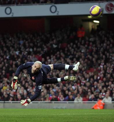 Torwart Manuel Almunia (Arsenal) verfolgt den vorbeifliegenden Ball - EDITORIAL USE ONLY. No use with unauthorised audio, video, data, fixture lists, club league logos or live services. Online in-match use limited to 120 images, no video emulation. No use in betting, games or single club league player publications. Fußball Herren English Premier League 2007 2008, 1. Englische Liga, Arsenal FC London Einzelbild London Dynamik, Höhe, Fußball Herren English Premier League 2007 2008, 1. Englische Liga, Arsenal FC London Einzelbild London Dynamik, Höhe,