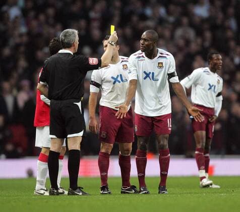Carlton Cole (West Ham, re.) sieht von Schiedsrichter Chris Foy die gelbe Karte - EDITORIAL USE ONLY. No use with unauthorised audio, video, data, fixture lists, club league logos or live services. Online in-match use limited to 120 images, no video emulation. No use in betting, games or single club league player publications. Fußball Herren English Premier League 2007 2008, 1. Englische Liga, West Ham United Gruppe London Fußball Herren English Premier League 2007 2008, 1. Englische Liga, West Ham United Gruppe London