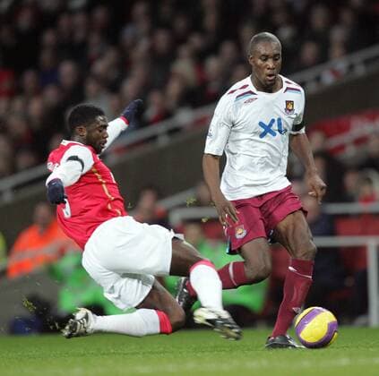Carlton Cole (West Ham, re.) gegen Kolo Toure (Arsenal) - EDITORIAL USE ONLY. No use with unauthorised audio, video, data, fixture lists, club league logos or live services. Online in-match use limited to 120 images, no video emulation. No use in betting, games or single club league player publications. Fußball Herren English Premier League 2007 2008, 1. Englische Liga, Arsenal FC London - West Ham United 2:0 Gruppe London Dynamik, Fußball Herren English Premier League 2007 2008, 1. Englische Liga, Arsenal FC London - West Ham United 2:0 Gruppe London Dynamik,