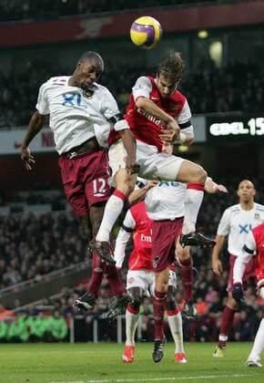 Carlton Cole (West Ham, li.) gegen Mathieu Flamini (Arsenal) - EDITORIAL USE ONLY. No use with unauthorised audio, video, data, fixture lists, club league logos or live services. Online in-match use limited to 120 images, no video emulation. No use in betting, games or single club league player publications. Fußball Herren English Premier League 2007 2008, 1. Englische Liga, Arsenal FC London - West Ham United 2:0 Gruppe London Dynamik, Höhe, Fußball Herren English Premier League 2007 2008, 1. Englische Liga, Arsenal FC London - West Ham United 2:0 Gruppe London Dynamik, Höhe,