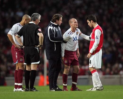 Cesc Fabregas (Arsenal, re.) erkundigt sich nach dem Befinden des verletzten Fredrik Ljungberg (West Ham, 2.v.re.) - EDITORIAL USE ONLY. No use with unauthorised audio, video, data, fixture lists, club league logos or live services. Online in-match use limited to 120 images, no video emulation. No use in betting, games or single club league player publications. Fußball Herren English Premier League 2007 2008, 1. Englische Liga, Arsenal FC London - West Ham United 2:0 Gruppe London Kameradschaft, Fußball Herren English Premier League 2007 2008, 1. Englische Liga, Arsenal FC London - West Ham United 2:0 Gruppe London Kameradschaft,