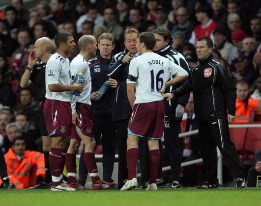 Alan Curbishley (West Ham, 4.v.re.) gibt seinen Spielern Anweisungen - EDITORIAL USE ONLY. No use with unauthorised audio, video, data, fixture lists, club league logos or live services. Online in-match use limited to 120 images, no video emulation. No use in betting, games or single club league player publications. Fußball Herren English Premier League 2007 2008, 1. Englische Liga, West Ham United Gruppe London Fußball Herren English Premier League 2007 2008, 1. Englische Liga, West Ham United Gruppe London
