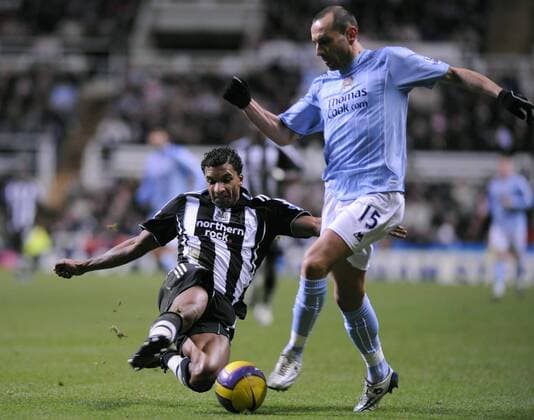 Habib Beye (Newcastle, li.) gegen Martin Petrov (Manchester City) - EDITORIAL USE ONLY. No use with unauthorised audio, video, data, fixture lists, club league logos or live services. Online in-match use limited to 120 images, no video emulation. No use in betting, games or single club league player publications. Fußball Herren English Premier League 2007 2008, 1. Englische Liga, Newcastle United - Manchester City 0:2 Gruppe Newcastle Dynamik, Kampf, Fußball Herren English Premier League 2007 2008, 1. Englische Liga, Newcastle United - Manchester City 0:2 Gruppe Newcastle Dynamik, Kampf,