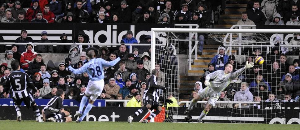 Torwart Shay Given (Newcastle, re.) kassiert einen Gegentreffer durch Gelson Fernandes (Manchester City) - EDITORIAL USE ONLY. No use with unauthorised audio, video, data, fixture lists, club league logos or live services. Online in-match use limited to 120 images, no video emulation. No use in betting, games or single club league player publications. Fußball Herren English Premier League 2007 2008, 1. Englische Liga, Newcastle United - Manchester City 0:2 Totale Newcastle Dynamik, Fußball Herren English Premier League 2007 2008, 1. Englische Liga, Newcastle United - Manchester City 0:2 Totale Newcastle Dynamik,