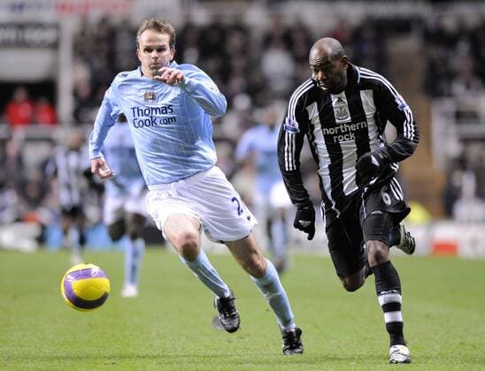 Claudio Roberto Cacapa (Newcastle, re.) gegen Dietmar Hamann (Manchester City) - EDITORIAL USE ONLY. No use with unauthorised audio, video, data, fixture lists, club league logos or live services. Online in-match use limited to 120 images, no video emulation. No use in betting, games or single club league player publications. Fußball Herren English Premier League 2007 2008, 1. Englische Liga, Newcastle United - Manchester City 0:2 Gruppe Newcastle Dynamik, Fußball Herren English Premier League 2007 2008, 1. Englische Liga, Newcastle United - Manchester City 0:2 Gruppe Newcastle Dynamik,