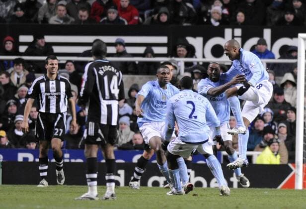 Gelson Fernandes (Manchester City, re.) jubelt mit seinem Team, daneben Steven Taylor (li.) und Charles N Zogbia (beide Newcastle) - EDITORIAL USE ONLY. No use with unauthorised audio, video, data, fixture lists, club league logos or live services. Online in-match use limited to 120 images, no video emulation. No use in betting, games or single club league player publications. Fußball Herren English Premier League 2007 2008, 1. Englische Liga, Newcastle United - Manchester City 0:2 Totale Newcastle Freude, Begeisterung, Fußball Herren English Premier League 2007 2008, 1. Englische Liga, Newcastle United - Manchester City 0:2 Totale Newcastle Freude, Begeisterung,
