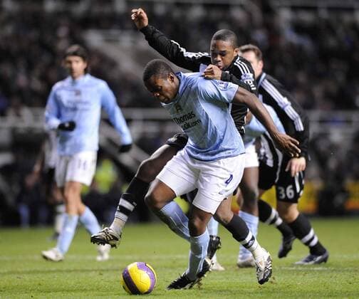 Nedum Onuoha (Manchester City, vorn) gegen Charles N Zogbia (Newcastle) - EDITORIAL USE ONLY. No use with unauthorised audio, video, data, fixture lists, club league logos or live services. Online in-match use limited to 120 images, no video emulation. No use in betting, games or single club league player publications. Fußball Herren English Premier League 2007 2008, 1. Englische Liga, Newcastle United - Manchester City 0:2 Gruppe Newcastle Dynamik, Kampf, Fußball Herren English Premier League 2007 2008, 1. Englische Liga, Newcastle United - Manchester City 0:2 Gruppe Newcastle Dynamik, Kampf,