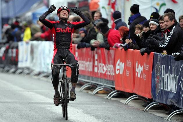 Lars van der Sloot (Deutschland Radclub Bremen) jubelt über den deutschen Radcross Meistertitel 2008 Radsport LM Herren Deutsche Radcross Meisterschaft 2008, Cyclocross, Cyclo Cross, Querfeldeinrennen, Rad, DM Einzelbild Herford Glück, Freude, Radsport LM Herren Deutsche Radcross Meisterschaft 2008, Cyclocross, Cyclo Cross, Querfeldeinrennen, Rad, DM Einzelbild Herford Glück, Freude,