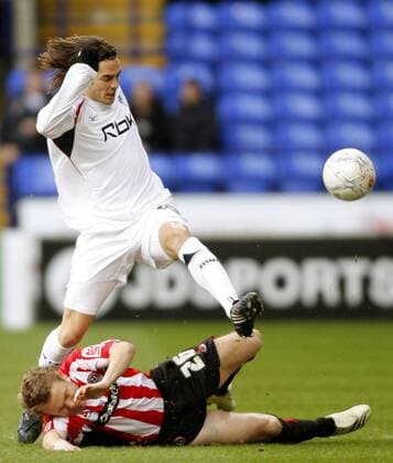 Tamir Cohen (Bolton, weiß) gegen Derek Geary (Sheffield United) - EDITORIAL USE ONLY. No use with unauthorised audio, video, data, fixture lists, club league logos or live services. Online in-match use limited to 120 images, no video emulation. No use in betting, games or single club league player publications. Fußball Herren FA Cup 2007 2008, Englischer Pokal, Pokalspiel, Bolton Wanderers - Sheffield United 0:1 Gruppe Bolton Dynamik, Fußball Herren FA Cup 2007 2008, Englischer Pokal, Pokalspiel, Bolton Wanderers - Sheffield United 0:1 Gruppe Bolton Dynamik,