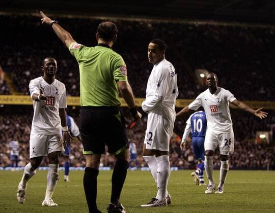 Tom Huddlestone (Tottenham Hotspurs, Mitte) wird von Schiedsrichter Mark Clattenburg vom Platz geschickt wogegen die Teamkollegen verständnislos reklamieren - Fußball Herren FA Cup 2007 2008, Englischer Pokal, Pokalspiel, Tottenham Hotspur - Reading FC 2:2, Spurs, Hotspurs Gruppe London Enttäuschung, Verzweiflung, Fußball Herren FA Cup 2007 2008, Englischer Pokal, Pokalspiel, Tottenham Hotspur - Reading FC 2:2, Spurs, Hotspurs Gruppe London Enttäuschung, Verzweiflung,