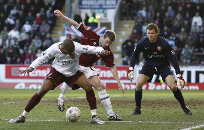 Wade Elliot (Burnley, Mitte) gegen Armand Traore (li.), daneben: Jens Lehmann (beide Arsenal) - EDITORIAL USE ONLY. No use with unauthorised audio, video, data, fixture lists, club league logos or live services. Online in-match use limited to 120 images, no video emulation. No use in betting, games or single club league player publications. Fußball Herren FA Cup 2007 2008, 1. Englische Liga, Pokalspiel, englischer, Burnley FC - Arsenal FC London Gruppe Burnley Dynamik, Fußball Herren FA Cup 2007 2008, 1. Englische Liga, Pokalspiel, englischer, Burnley FC - Arsenal FC London Gruppe Burnley Dynamik,