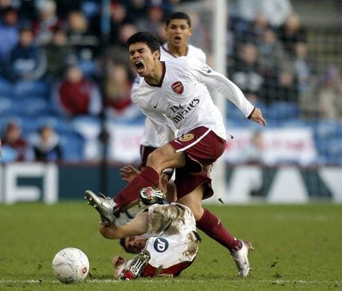 Eduardo da Silva (Arsenal, vorn) gegen James O Connor (Burnley) - EDITORIAL USE ONLY. No use with unauthorised audio, video, data, fixture lists, club league logos or live services. Online in-match use limited to 120 images, no video emulation. No use in betting, games or single club league player publications. Fußball Herren FA Cup 2007 2008, Englischer Pokal, Pokalspiel, Burnley FC - Arsenal FC London 0:2 Gruppe Burnley Dynamik, Kampf, Fußball Herren FA Cup 2007 2008, Englischer Pokal, Pokalspiel, Burnley FC - Arsenal FC London 0:2 Gruppe Burnley Dynamik, Kampf,