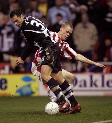 Mark Viduka (Newcastle, li.) gegen Danny Pugh (Stoke City) - EDITORIAL USE ONLY. No use with unauthorised audio, video, data, fixture lists, club league logos or live services. Online in-match use limited to 120 images, no video emulation. No use in betting, games or single club league player publications. Fußball Herren FA Cup 2007 2008, Englischer Pokal, Pokalspiel, Stoke City - Newcastle United 0:0 Gruppe Stoke on Trent Dynamik, Fußball Herren FA Cup 2007 2008, Englischer Pokal, Pokalspiel, Stoke City - Newcastle United 0:0 Gruppe Stoke on Trent Dynamik,