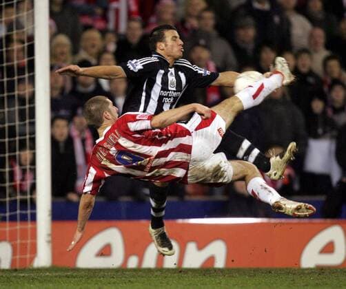 Richard Creswell (Stoke City, vorn) gegen Steven Taylor (Newcastle) - EDITORIAL USE ONLY. No use with unauthorised audio, video, data, fixture lists, club league logos or live services. Online in-match use limited to 120 images, no video emulation. No use in betting, games or single club league player publications. Fußball Herren FA Cup 2007 2008, Englischer Pokal, Pokalspiel, Stoke City - Newcastle United 0:0 Gruppe Stoke on Trent Dynamik, Fußball Herren FA Cup 2007 2008, Englischer Pokal, Pokalspiel, Stoke City - Newcastle United 0:0 Gruppe Stoke on Trent Dynamik,