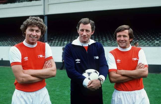 Fußball, Trainerhistorie, FC Arsenal Clive Allen (li.), Trainer Terry Neill (Mitte) und John Hollins (alle Arsenal) - Fußball Herren English Football League First Division 1980 1981, One, 1. Englische Liga, Arsenal FC London Gruppe London Harmonie, Fußball Herren English Football League First Division 1980 1981, One, 1. Englische Liga, Arsenal FC London Gruppe London Harmonie,