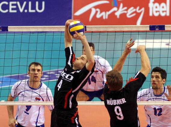 Simon Tischer (Deutschland, 2.v.li.) am Ball, li. Nikola Grbic (Serbien) - Volleyball Länderspiel Herren Olympiaqualifikation 2008, Olympia Qualifikation, Nationalmannschaft, Nationaltrikot Gruppe Izmir Dynamik, Volleyball Länderspiel Herren Olympiaqualifikation 2008, Olympia Qualifikation, Nationalmannschaft, Nationaltrikot Gruppe Izmir Dynamik,