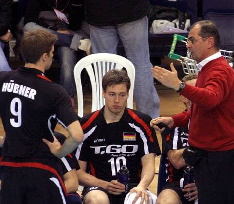 Bundestrainer Stelian Moculescu (re.) gibt während einer Auszeit Anweisungen, die Jochen Schöps (Mitte, beide Deutschland) nachdenklich auf sich wirken lässt - Volleyball Länderspiel Herren Olympiaqualifikation 2008, Olympia Qualifikation, Nationalmannschaft, Nationaltrikot Gruppe Izmir Nachdenklichkeit, Volleyball Länderspiel Herren Olympiaqualifikation 2008, Olympia Qualifikation, Nationalmannschaft, Nationaltrikot Gruppe Izmir Nachdenklichkeit,