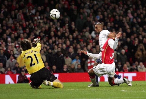 Jermain Defoe (Tottenham Hotspurs, Mitte) gegen Armand Traore (re.) und Torwart Lukasz Fabianski (beide Arsenal) - EDITORIAL USE ONLY. No use with unauthorised audio, video, data, fixture lists, club league logos or live services. Online in-match use limited to 120 images, no video emulation. No use in betting, games or single club league player publications. Fußball Herren Carling Cup 2007 2008, League, Ligapokal, Pokalspiel, englischer Pokal, Halbfinale Gruppe London Dynamik, Fußball Herren Carling Cup 2007 2008, League, Ligapokal, Pokalspiel, englischer Pokal, Halbfinale Gruppe London Dynamik,