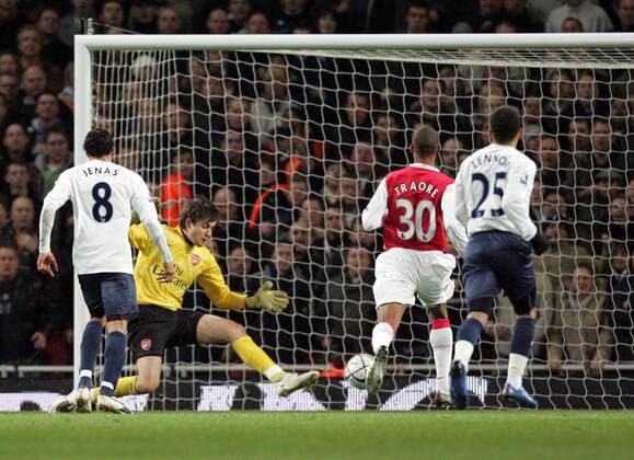 Torwart Lukasz Fabianski (2.v.li.) und Armand Traore (2.v.re., beide Arsenal) können das Gegentor durch Jermaine Jenas (Tottenham Hotspurs, li.) nicht verhindern - EDITORIAL USE ONLY. No use with unauthorised audio, video, data, fixture lists, club league logos or live services. Online in-match use limited to 120 images, no video emulation. No use in betting, games or single club league player publications. Fußball Herren Carling Cup 2007 2008, League, Ligapokal, Pokalspiel, englischer Pokal, Halbfinale Gruppe London Dynamik, Fußball Herren Carling Cup 2007 2008, League, Ligapokal, Pokalspiel, englischer Pokal, Halbfinale Gruppe London Dynamik,