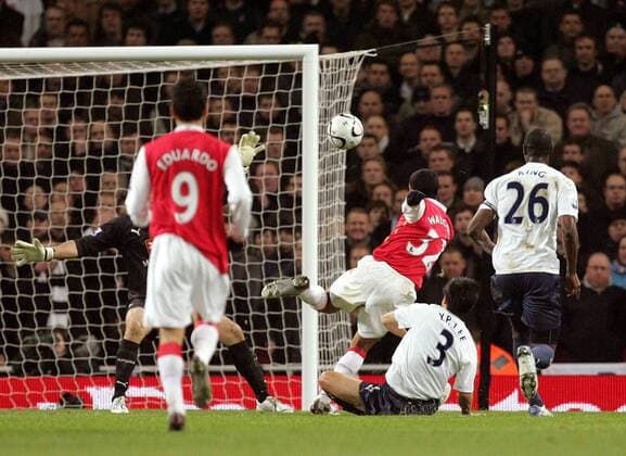 Theo Walcott (Arsenal, Mitte) trifft zum 1:1 gegen Young Pyo Lee (2.v.re.) und Ledley King (re., beide Tottenham Hotspurs) - EDITORIAL USE ONLY. No use with unauthorised audio, video, data, fixture lists, club league logos or live services. Online in-match use limited to 120 images, no video emulation. No use in betting, games or single club league player publications. Fußball Herren Carling Cup 2007 2008, League, Ligapokal, Pokalspiel, englischer Pokal, Halbfinale Gruppe London Dynamik, Fußball Herren Carling Cup 2007 2008, League, Ligapokal, Pokalspiel, englischer Pokal, Halbfinale Gruppe London Dynamik,