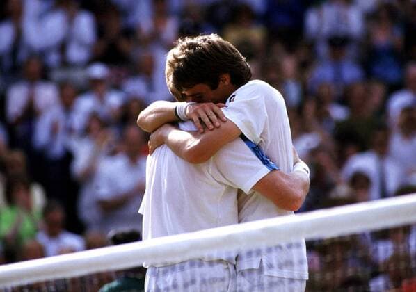 Wimbledon Sieger 1991 Michael Stich (re.) und Zweiter Boris Becker (beide Deutschland) liegen sich in den Armen Tennis Herren All England Championships 1991, Grand Slam, ATP Tour, Finale Gruppe Wimbledon London Harmonie, Freude, Kameradschaft, Tennis Herren All England Championships 1991, Grand Slam, ATP Tour, Finale Gruppe Wimbledon London Harmonie, Freude, Kameradschaft,