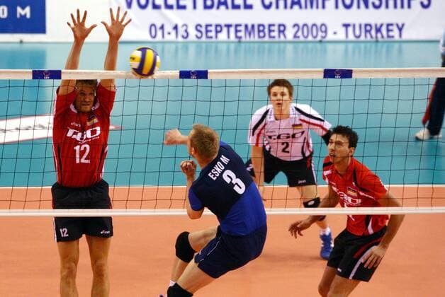 Mikko Esko (Finnland, Mitte) gegen Christian Pampel (Deutschland, li.) - Volleyball Länderspiel Herren Olympiaqualifikation 2008, Olympia Qualifikation, Nationalmannschaft, Nationaltrikot Gruppe Izmir Dynamik, Abwehr, Volleyball Länderspiel Herren Olympiaqualifikation 2008, Olympia Qualifikation, Nationalmannschaft, Nationaltrikot Gruppe Izmir Dynamik, Abwehr,