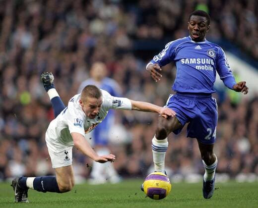 Shaun Wright Phillips (Chelsea, re.) gegen Jamie O Hara (Tottenham Hotspurs) - EDITORIAL USE ONLY. No use with unauthorised audio, video, data, fixture lists, club league logos or live services. Online in-match use limited to 120 images, no video emulation. No use in betting, games or single club league player publications. Fußball Herren English Premier League 2007 2008, 1. Englische Liga, Chelsea FC London - Tottenham Hotspur, Spurs Gruppe London Dynamik, Kampf Fußball Herren English Premier League 2007 2008, 1. Englische Liga, Chelsea FC London - Tottenham Hotspur, Spurs Gruppe London Dynamik, Kampf