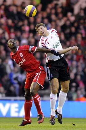 George Boateng (Middlesbrough, li.) gegen Steven Gerrard (Liverpool) - EDITORIAL USE ONLY. No use with unauthorised audio, video, data, fixture lists, club league logos or live services. Online in-match use limited to 120 images, no video emulation. No use in betting, games or single club league player publications. Fußball Herren English Premier League 2007 2008, 1. Englische Liga, Middlesbrough FC - FC Liverpool 1:1 Gruppe Middlesbrough Dynamik, Fußball Herren English Premier League 2007 2008, 1. Englische Liga, Middlesbrough FC - FC Liverpool 1:1 Gruppe Middlesbrough Dynamik,