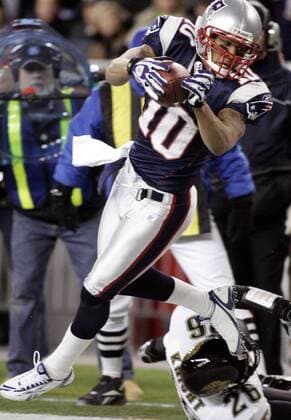 Jabar Gaffney (New England Patriots, li.) im Duell - (BOS20080112006) American Football Herren NFL 2007 2008, Playoffs, Playoff, Play Offs, Off, New England Patriots - Jacksonville Jaguars 31:20 Gruppe Foxboro Dynamik, American Football Herren NFL 2007 2008, Playoffs, Playoff, Play Offs, Off, New England Patriots - Jacksonville Jaguars 31:20 Gruppe Foxboro Dynamik,