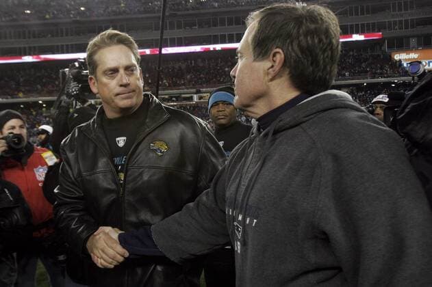 Trainer Jack del Rio (Jacksonville Jaguars, li.) begrüßt seinen Kollegen Bill Belichick (New England Patriots) - (BOS20080112007) American Football Herren NFL 2007 2008, Playoffs, Playoff, Play Offs, Off, New England Patriots - Jacksonville Jaguars 31:20 Gruppe Foxboro Kameradschaft, American Football Herren NFL 2007 2008, Playoffs, Playoff, Play Offs, Off, New England Patriots - Jacksonville Jaguars 31:20 Gruppe Foxboro Kameradschaft,