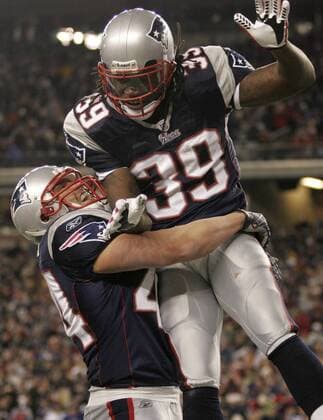 Laurence Maroney (re.) jubelt mit Heath Evans (beide New England Patriots) - (BOS20080112008) American Football Herren NFL 2007 2008, Playoffs, Playoff, Play Offs, Off, New England Patriots Gruppe Foxboro Begeisterung, Freude, American Football Herren NFL 2007 2008, Playoffs, Playoff, Play Offs, Off, New England Patriots Gruppe Foxboro Begeisterung, Freude,