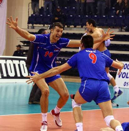 Ivan Miljkovic (li.) und Nikola Grbic (beide Serbien) lösen das Olympiaticket 2008 - Volleyball Länderspiel Herren Olympiaqualifikation 2008, Olympia Qualifikation, Nationalteam, Nationaltrikot Gruppe Izmir Glück, Freude, Begeisterung, Volleyball Länderspiel Herren Olympiaqualifikation 2008, Olympia Qualifikation, Nationalteam, Nationaltrikot Gruppe Izmir Glück, Freude, Begeisterung,