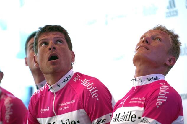 Jan Ullrich (Deutschland) und Alexandre Vinokourov (Kasachstan beide T Mobile) erstaunen Radsport Herren Tour de France 2005, Straßenradsport, Rad, Straße, Vorstellung, Präsentation, Pressetermin Gruppe Bonn Radsport Herren Tour de France 2005, Straßenradsport, Rad, Straße, Vorstellung, Präsentation, Pressetermin Gruppe Bonn
