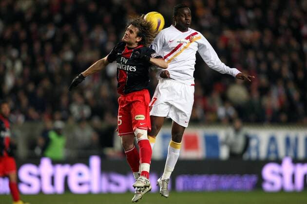 Jerome Rothen (Paris St. Germain, li.) gegen Abdoulrazak Boukari (Lens) - Fußball Herren Ligue 1 2007 2008, 1. Französische Liga, Paris Saint Germain - Racing Club Lens 3:0, RC, PSG Gruppe Paris Dynamik, Kampf, Fußball Herren Ligue 1 2007 2008, 1. Französische Liga, Paris Saint Germain - Racing Club Lens 3:0, RC, PSG Gruppe Paris Dynamik, Kampf,