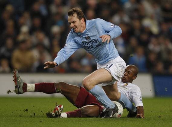Dietmar Hamann (Manchester City, vorn) gegen Luis Boa Morte (West Ham) - EDITORIAL USE ONLY. No use with unauthorised audio, video, data, fixture lists, club league logos or live services. Online in-match use limited to 120 images, no video emulation. No use in betting, games or single club league player publications. Fußball Herren FA Cup 2007 2008, Englischer Pokal, Pokalspiel, Manchester City - West Ham United 1:0 Gruppe Manchester Dynamik, Kampf, Fußball Herren FA Cup 2007 2008, Englischer Pokal, Pokalspiel, Manchester City - West Ham United 1:0 Gruppe Manchester Dynamik, Kampf,