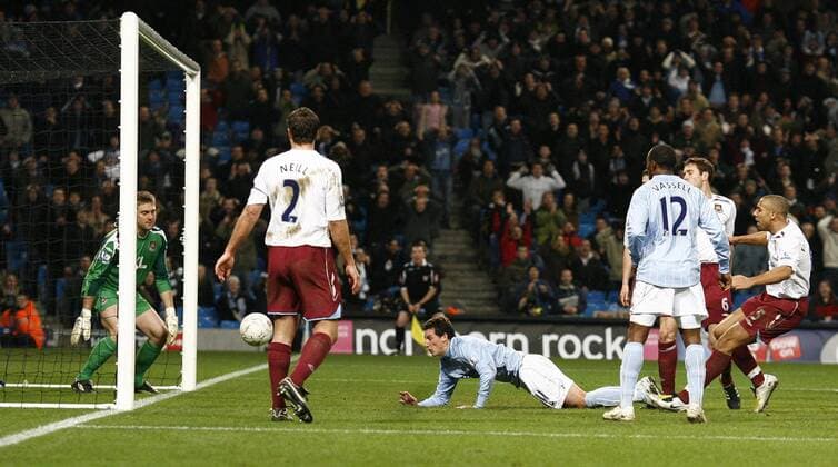 Elano (Manchester City, Mitte) erzielt das 1:0, Torwart Robert Green (West Ham) erahnt das Verhängnis - EDITORIAL USE ONLY. No use with unauthorised audio, video, data, fixture lists, club league logos or live services. Online in-match use limited to 120 images, no video emulation. No use in betting, games or single club league player publications. Fußball Herren FA Cup 2007 2008, Englischer Pokal, Pokalspiel, Manchester City - West Ham United 1:0 Totale Manchester Fußball Herren FA Cup 2007 2008, Englischer Pokal, Pokalspiel, Manchester City - West Ham United 1:0 Totale Manchester