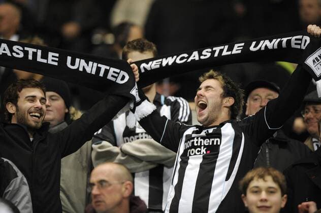 Newcastle Fans präsentieren stolz ihre Fanschals - EDITORIAL USE ONLY. No use with unauthorised audio, video, data, fixture lists, club league logos or live services. Online in-match use limited to 120 images, no video emulation. No use in betting, games or single club league player publications. Fußball Herren FA Cup 2007 2008, Englischer Pokal, Pokalspiel, Newcastle United Gruppe Newcastle Fußball Herren FA Cup 2007 2008, Englischer Pokal, Pokalspiel, Newcastle United Gruppe Newcastle