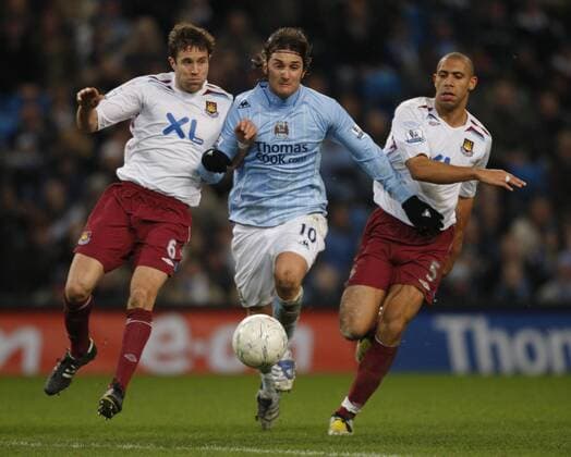 Rolando Bianchi (Manchester City, Mitte) gegen Matthew Upson (li.) und Anton Ferdinand (beide West Ham) - EDITORIAL USE ONLY. No use with unauthorised audio, video, data, fixture lists, club league logos or live services. Online in-match use limited to 120 images, no video emulation. No use in betting, games or single club league player publications. Fußball Herren FA Cup 2007 2008, Englischer Pokal, Pokalspiel, Manchester City - West Ham United 1:0 Gruppe Manchester Dynamik, Fußball Herren FA Cup 2007 2008, Englischer Pokal, Pokalspiel, Manchester City - West Ham United 1:0 Gruppe Manchester Dynamik,