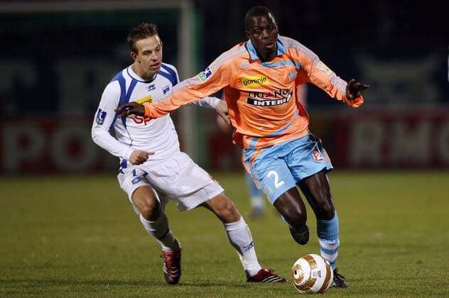 Kanga Gauthier Akale (Marseille, re.) gegen Benoit Pedretti (Auxerre) - (pan24009) Fußball Herren Coupe de la Ligue 2007 2008, Französischer Pokal, Ligapokal, AJ Auxerre - Olympique de Marseille, OM Gruppe Auxerre Dynamik, Fußball Herren Coupe de la Ligue 2007 2008, Französischer Pokal, Ligapokal, AJ Auxerre - Olympique de Marseille, OM Gruppe Auxerre Dynamik,