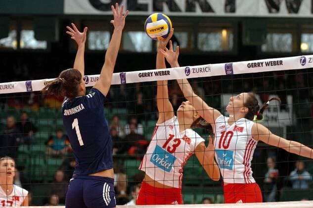 Katarzyna Skowronska Dolata (Polen, li.) gegen Kirdar Gözde (re.) und Özsoy Neriman (beide Türkei) Volleyball Länderspiel Damen Olympiaqualifikation 2008, Olympia Qualifikation, Nationalteam, Nationaltrikot, Vdig Gruppe Halle Westfalen Dynamik, Volleyball Länderspiel Damen Olympiaqualifikation 2008, Olympia Qualifikation, Nationalteam, Nationaltrikot, Vdig Gruppe Halle Westfalen Dynamik,